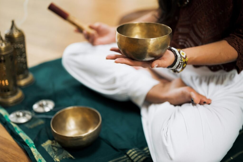 Massage aux bols Azad therapie de l'ame Caroline Granier Clamart